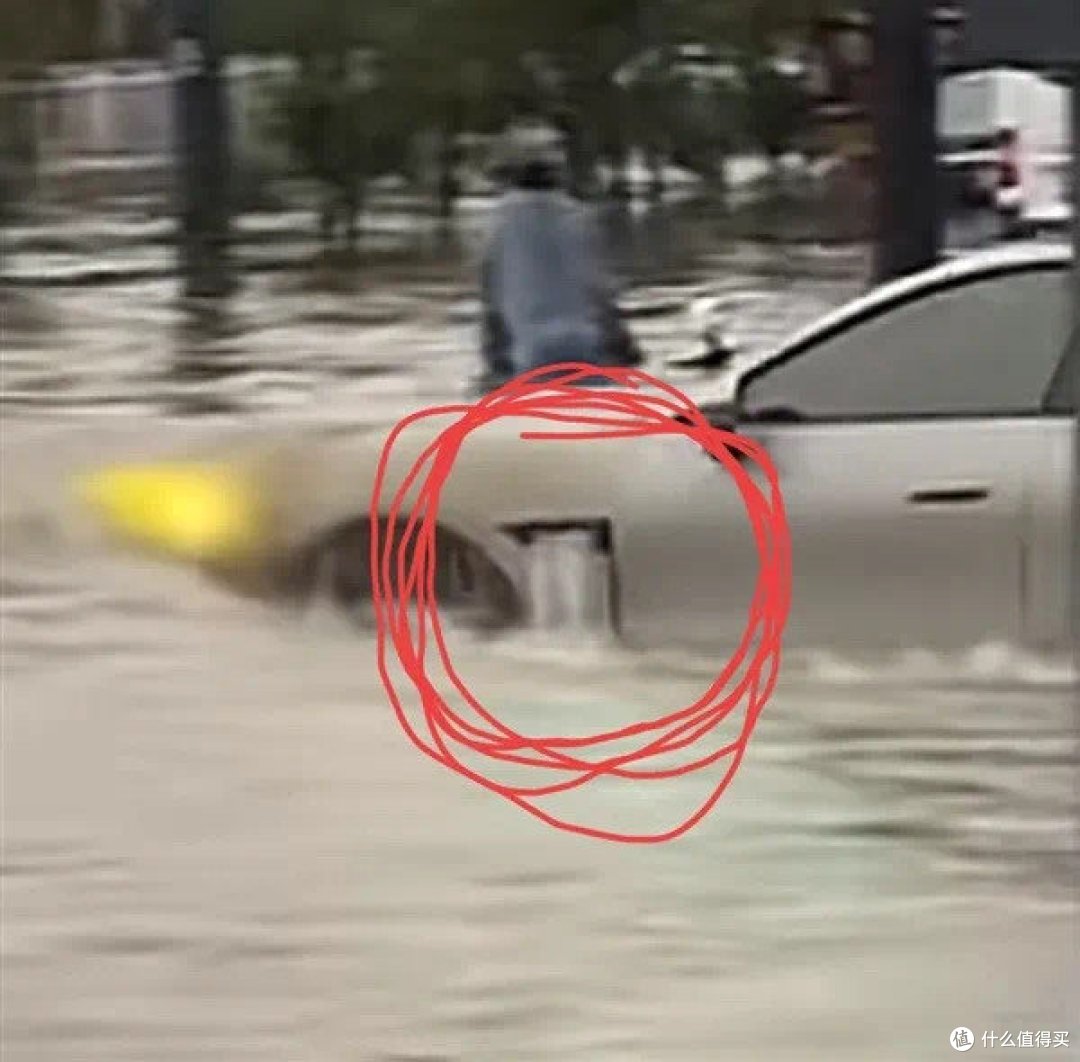 小米SU7水中驰骋，翼子板成排水孔