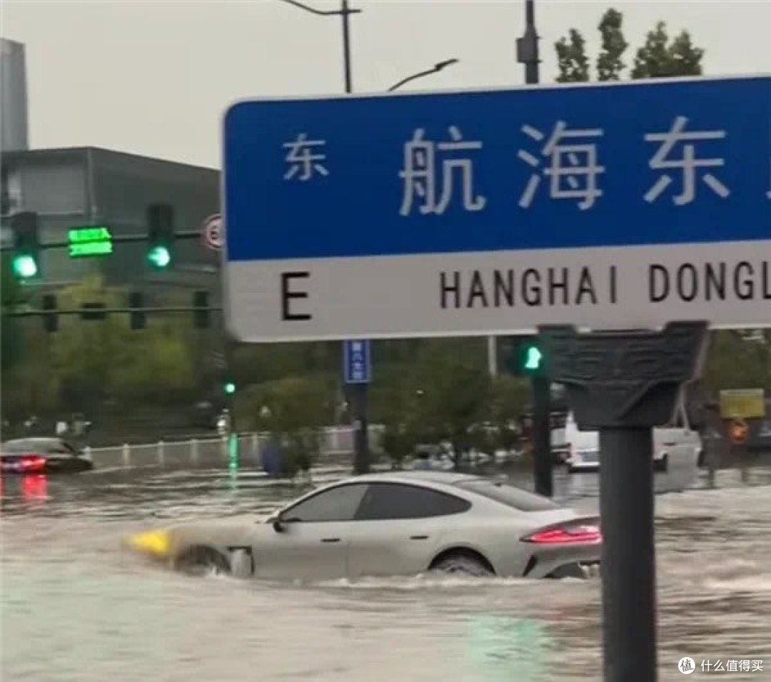 小米SU7水中驰骋，翼子板成排水孔