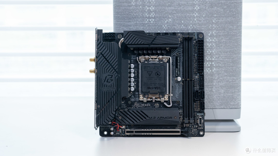 桌面的艺术:分形工艺MOOD+华擎 Z790i+索泰4070欧泊白装机分享