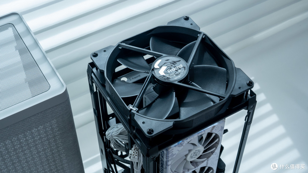 桌面的艺术:分形工艺MOOD+华擎 Z790i+索泰4070欧泊白装机分享