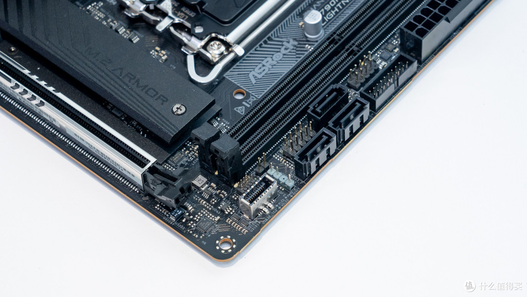 桌面的艺术:分形工艺MOOD+华擎 Z790i+索泰4070欧泊白装机分享