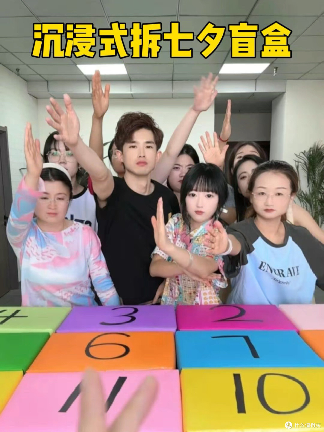 “义乌卖不掉的丑破烂都在这”,00后疯抢的拆盲盒直播间笑死人了
