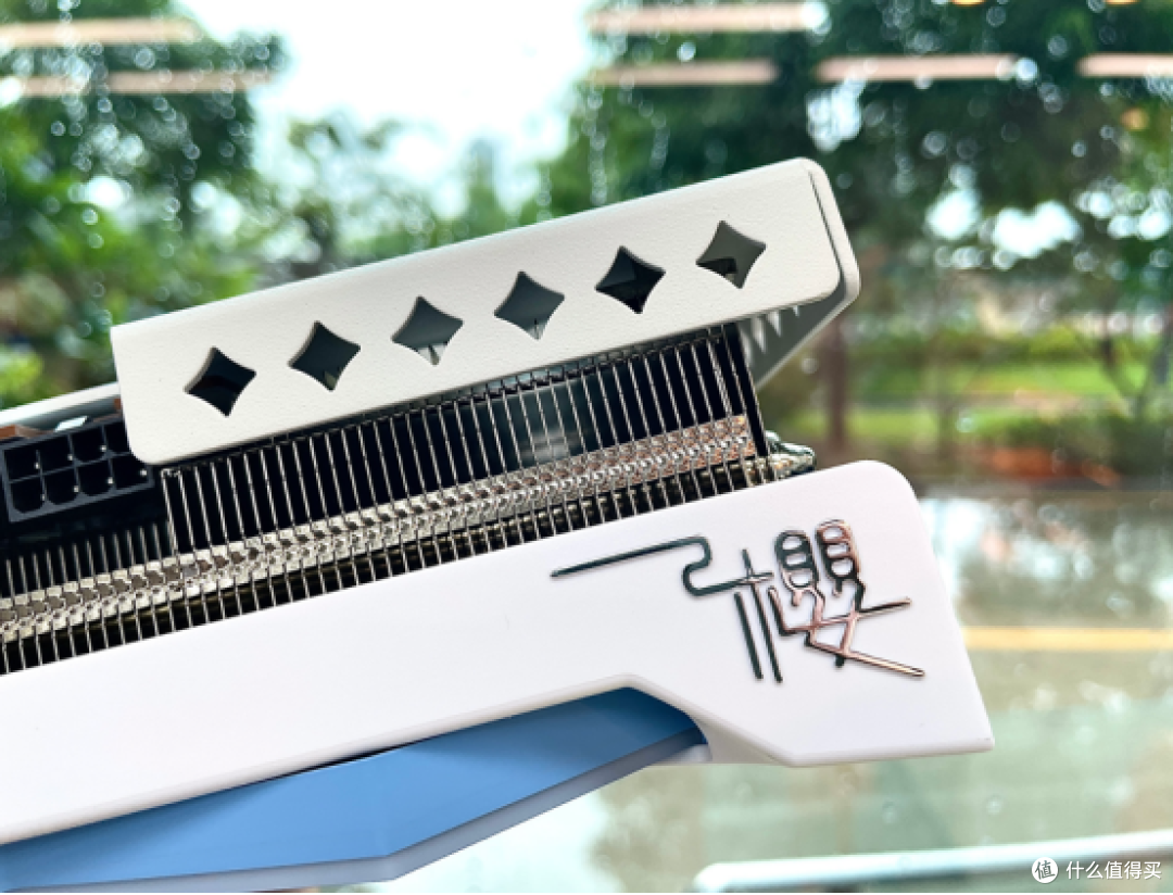 盈通RX7800XT樱瞳花嫁开箱测评：在《绝区零》丝滑打怪也很香