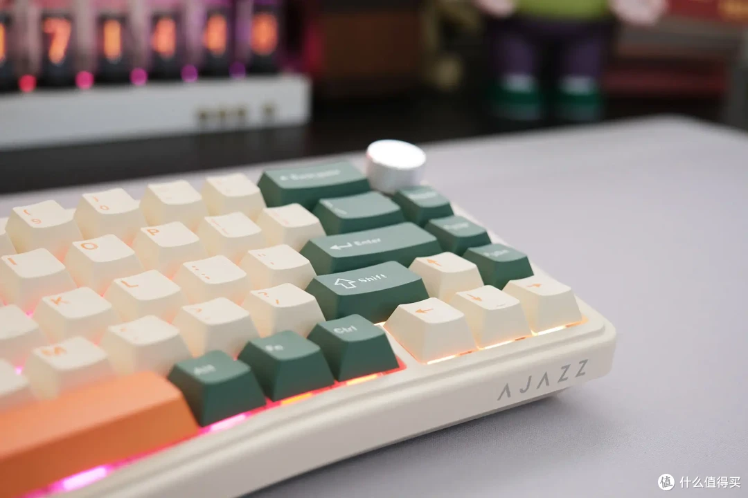 桌搭好物推荐!黑爵AKS068 Pro:一款让玩家爱不释手的Alice机械键盘!