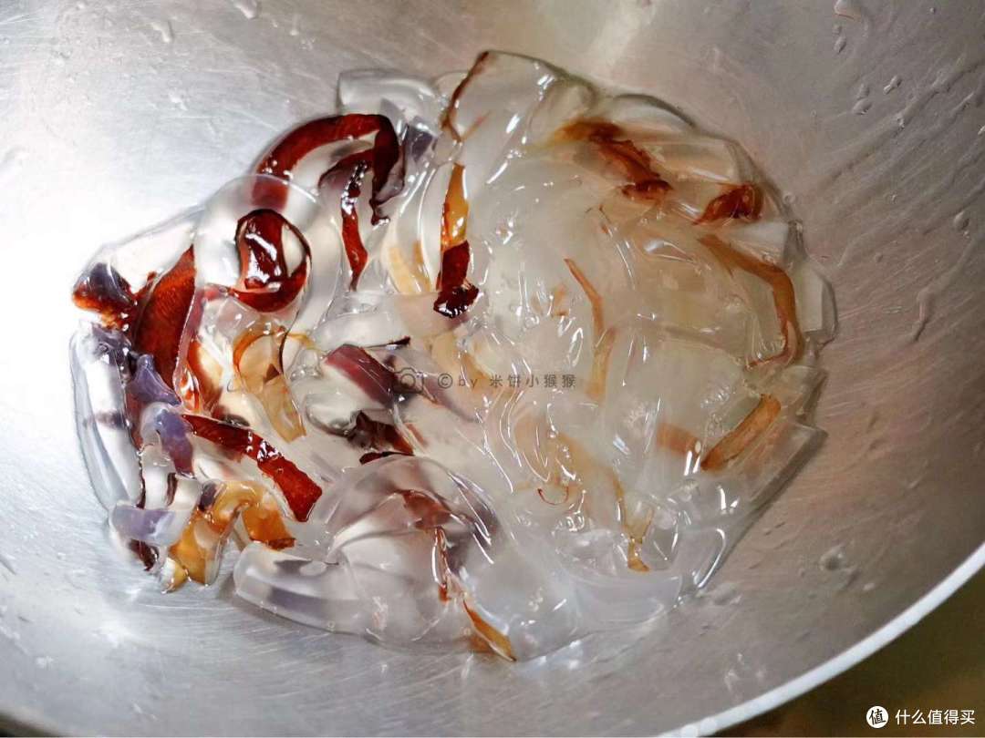 北方沿海（大连）菜市场的夏秋时节，简单一拌即好吃的「新鲜海蜇」可不能错过！（附做法）