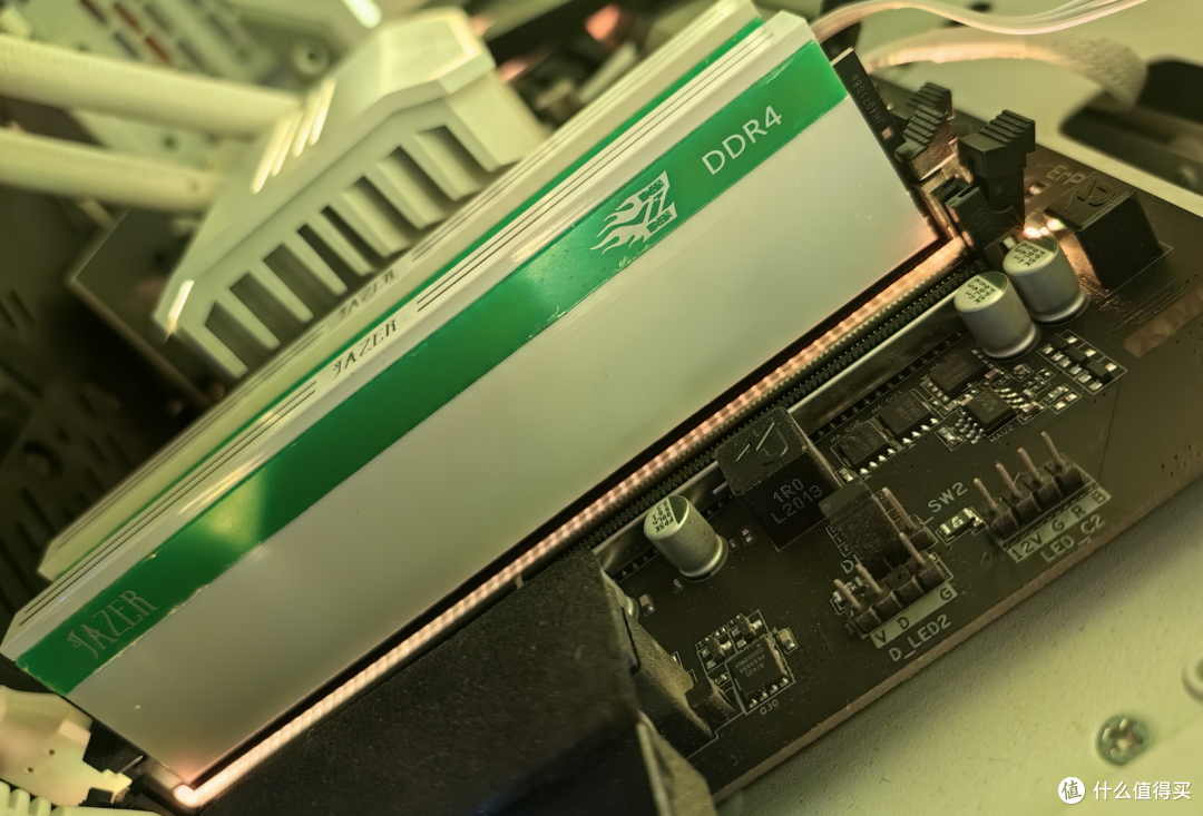 高性价比电竞利器，『棘蛇』海力士颗粒32GB DDR4 4000套条内存上机体验