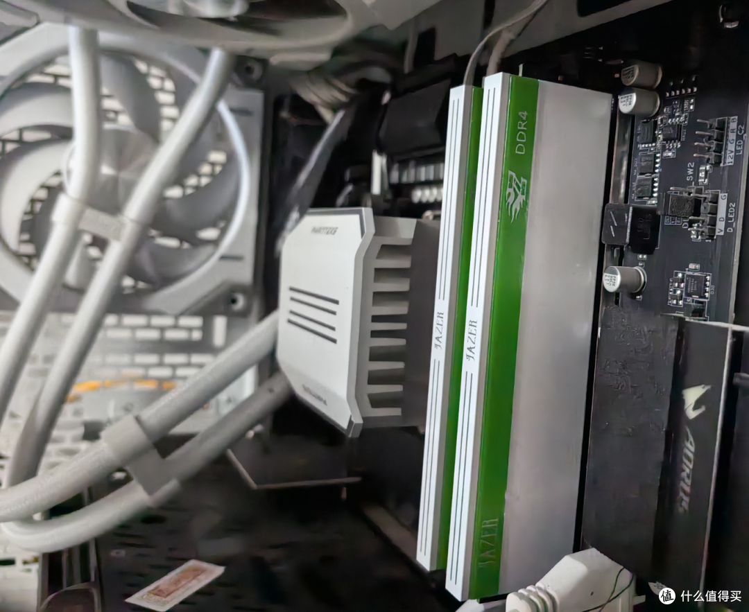高性价比电竞利器，『棘蛇』海力士颗粒32GB DDR4 4000套条内存上机体验