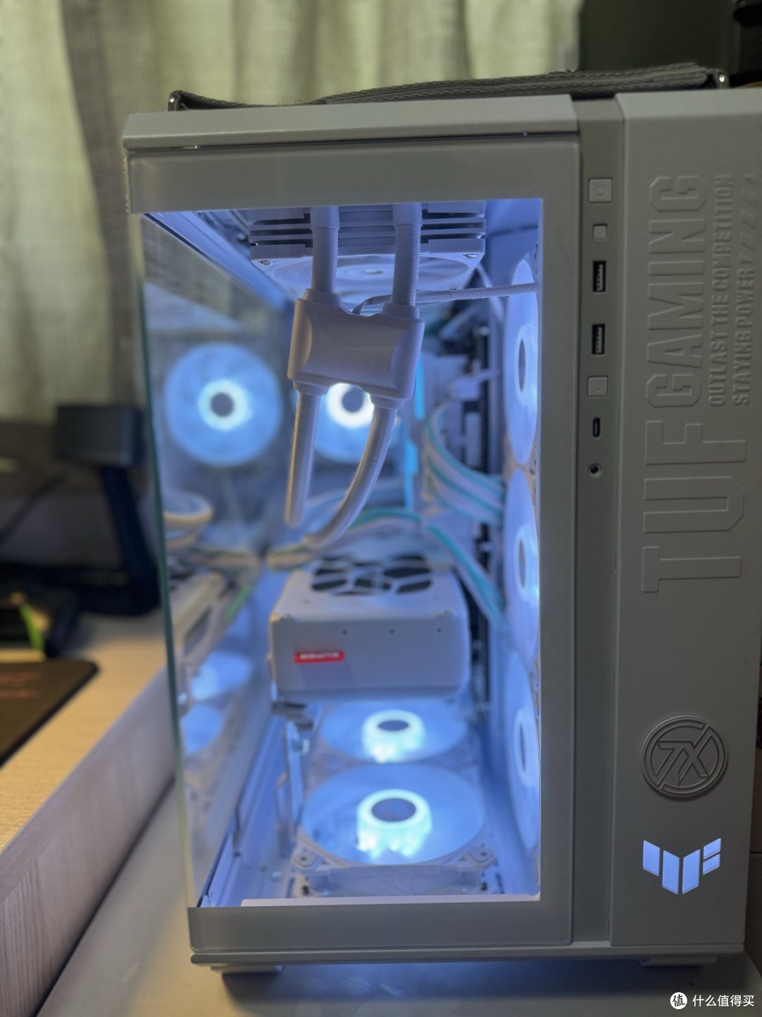 机箱正面有两个USB2.0接口及一个type-c接口