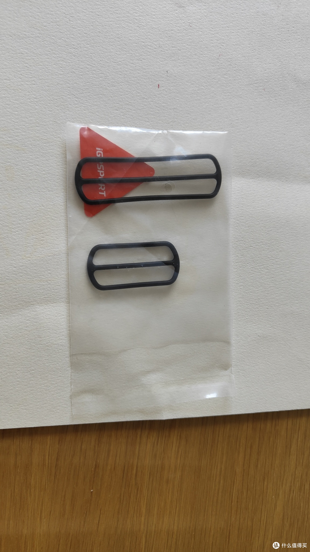 配了三个橡胶安装圈，分别为长中短。   没错，我的车用了中间长度的。