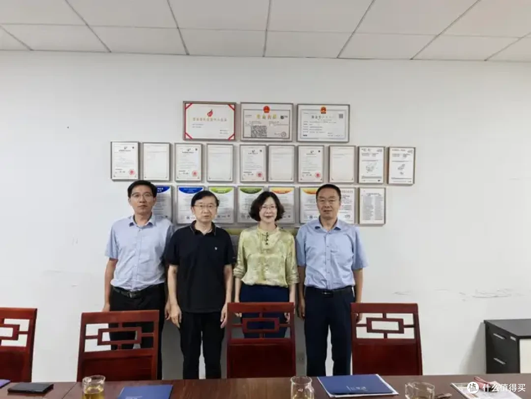 闫石、李家生与女企业家商会秦晓开座谈 共商加强交流合作事宜
