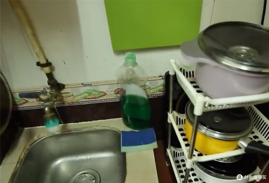 香港一姑娘火了,蜗居8㎡小屋,月租5k,一住就是六年,太不容易