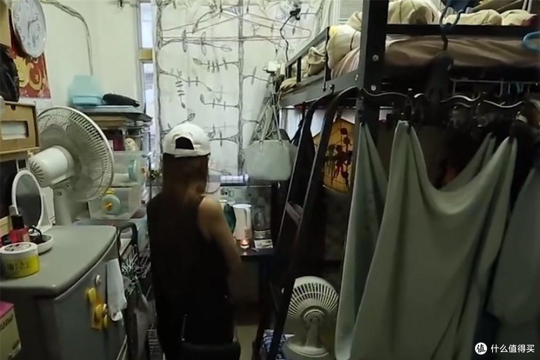 香港一姑娘火了,蜗居8㎡小屋,月租5k,一住就是六年,太不容易
