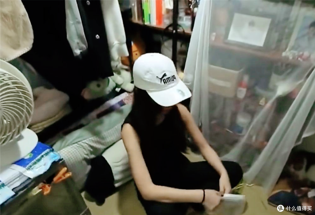 香港一姑娘火了,蜗居8㎡小屋,月租5k,一住就是六年,太不容易