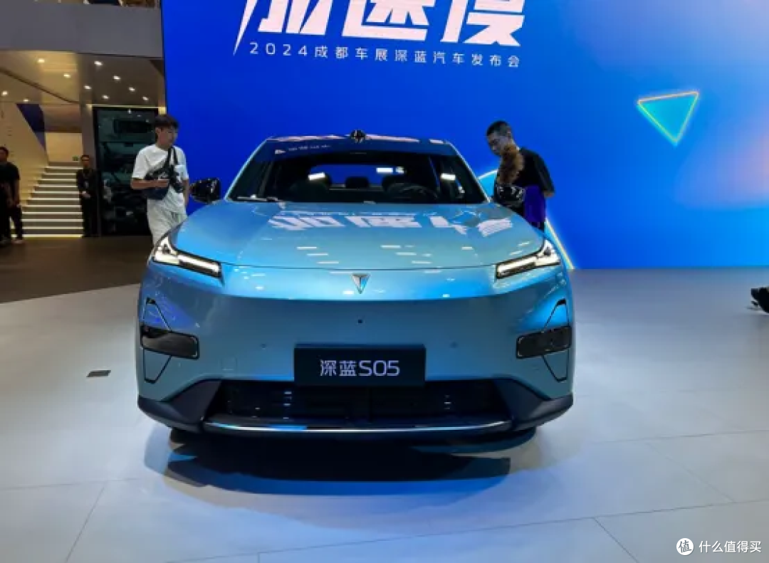 2024成都车展：深蓝S05亮相，为年轻人打造的轿跑SUV