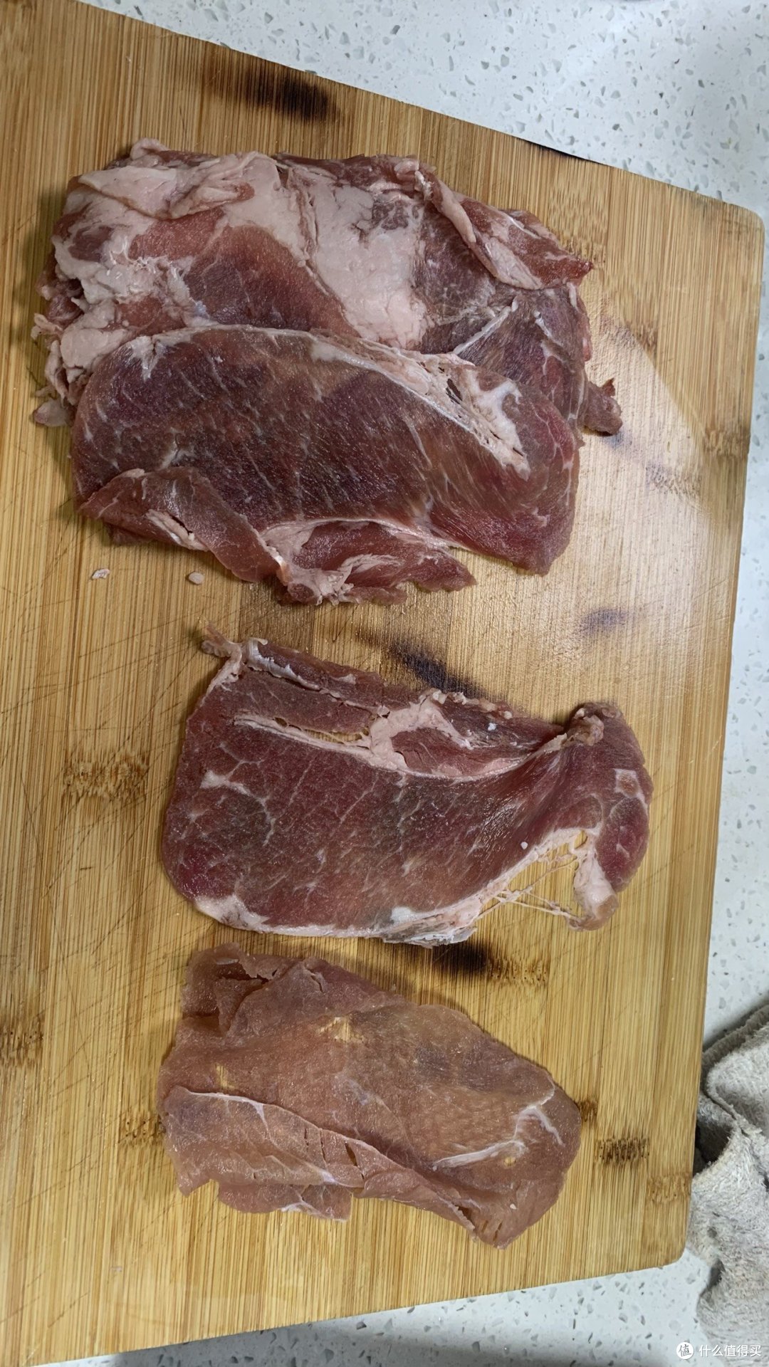 常温解冻后吸干水分，可以简单腌制或者直接烤