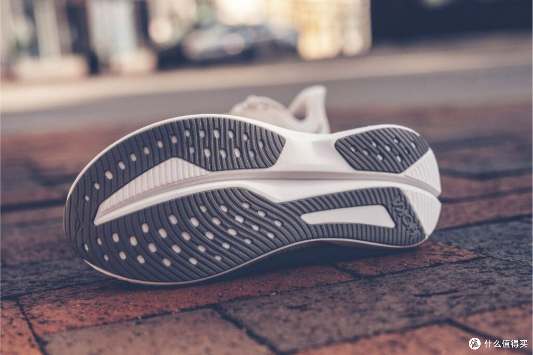 HOKA两双Mach跑鞋