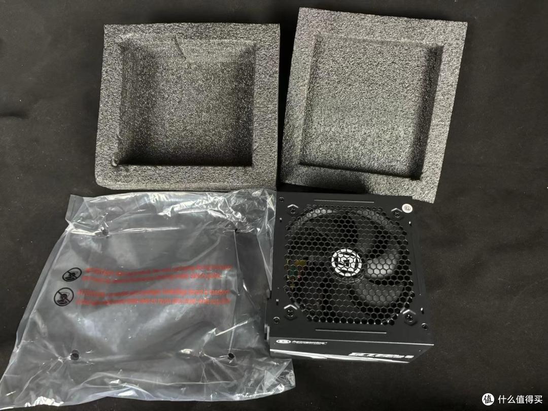 艾湃电竞 GTR Plus 1000W电源开箱体验