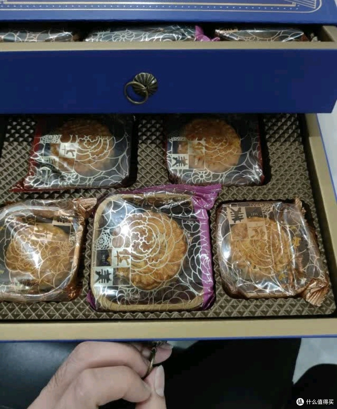 中秋团圆必备!华美月饼礼盒,蛋黄莲蓉经典口味,团购更优惠!