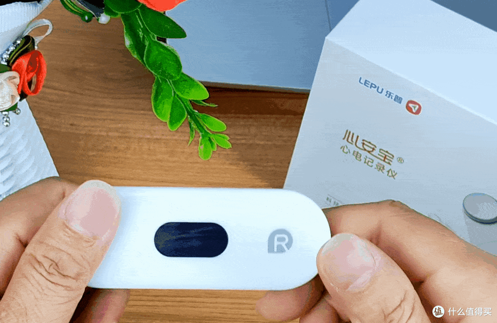 早搏筛查技术哪家强?被夸爆的乐普ER2-S心电监测仪,精准AI报告,Ⅲ类证在手,健康我有!