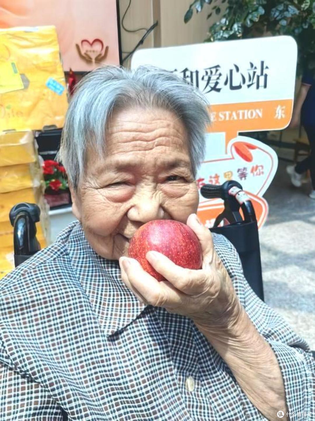 善因善果善循环：上海慈善周首日1万多斤云南苹果温暖40多家申城养老院