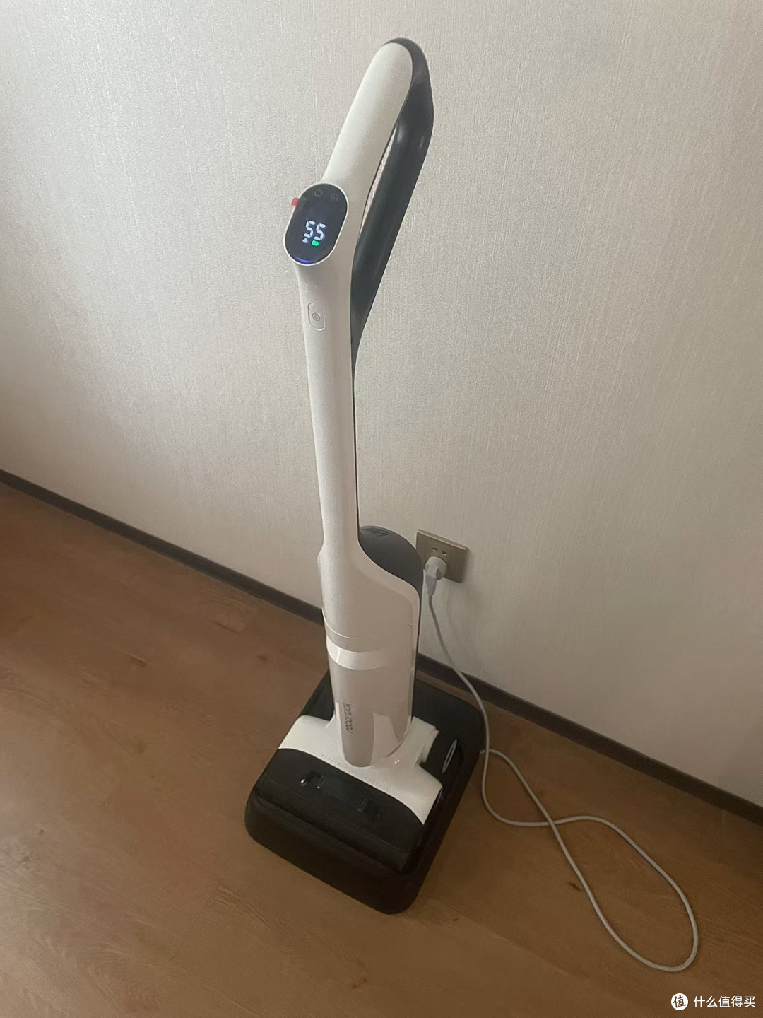 石头扫地机器人对我说：主人，我干着，您看着吧！我干的不好，您用鞭子抽我！要用力的抽嗷。
