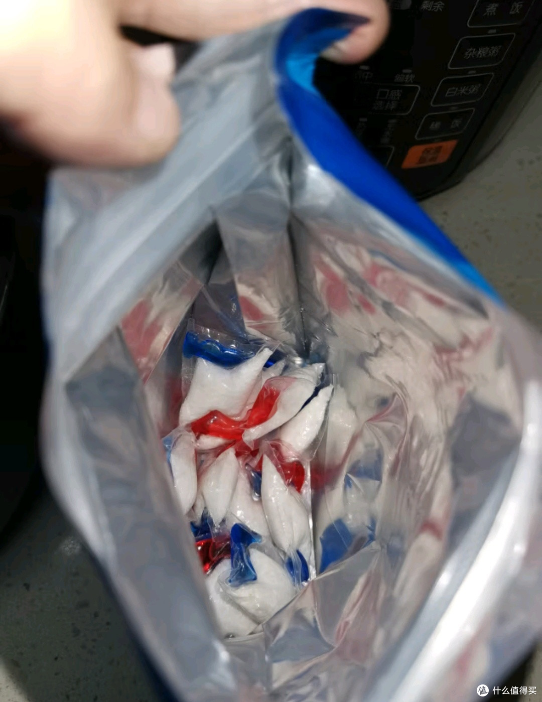 清洁衣物有洗衣凝珠,清洁碗筷也有洗碗凝珠,使用洗碗凝珠,享受优雅生活!