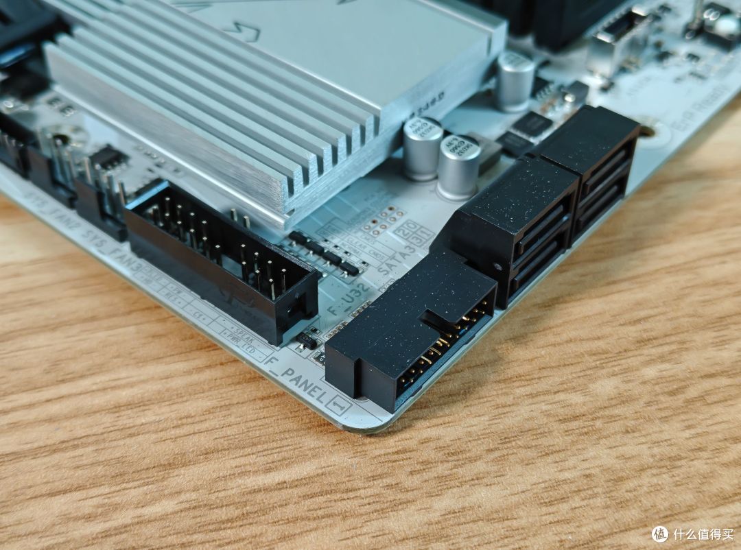 给表弟的开学3A整机,9600X+技嘉B650M冰雕主板
