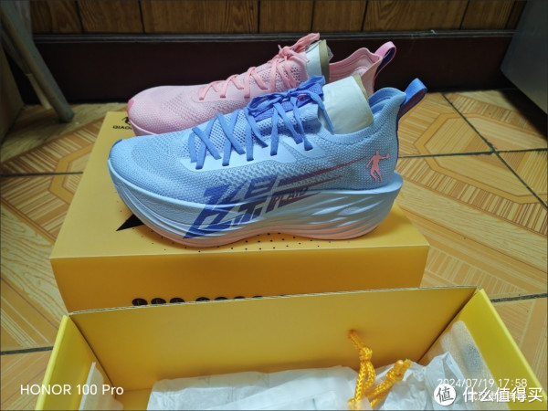 比赛季要来了，飞影PB4与飞影Plaid，选贵的还是选对的？_跑鞋_什么值得买