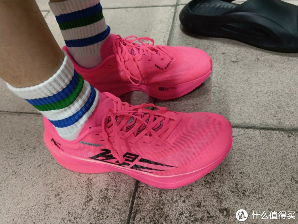 比赛季要来了，飞影PB4与飞影Plaid，选贵的还是选对的？_跑鞋_什么值得买