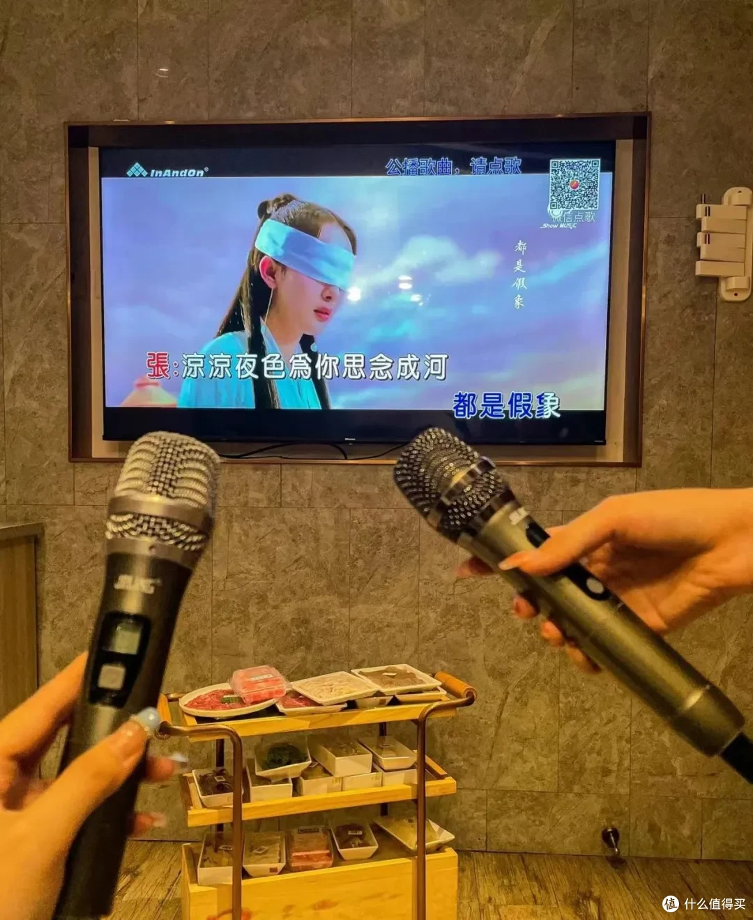 还得是年轻人会玩!如今在密室、电影院里都能吃饭了?