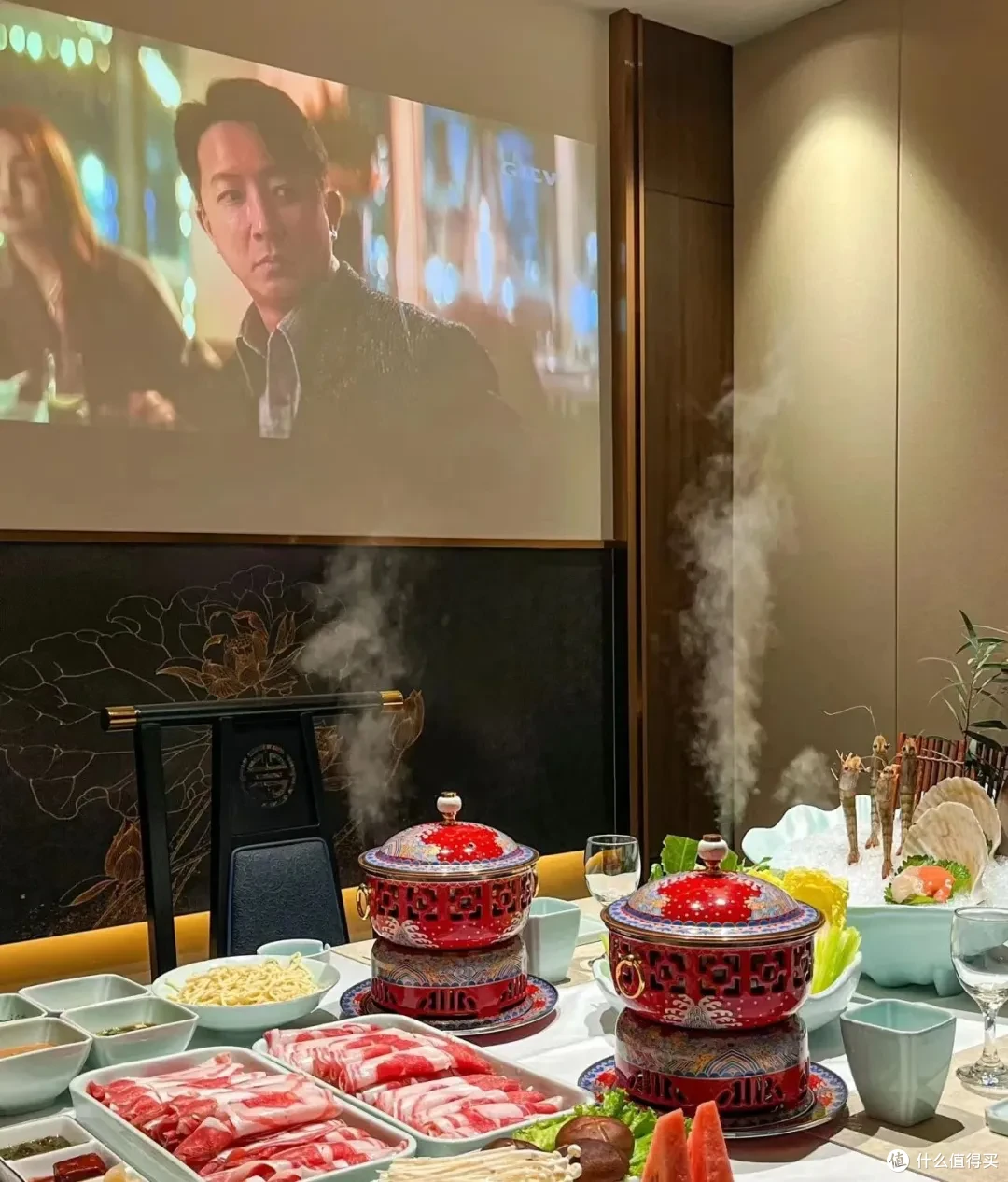 还得是年轻人会玩!如今在密室、电影院里都能吃饭了?