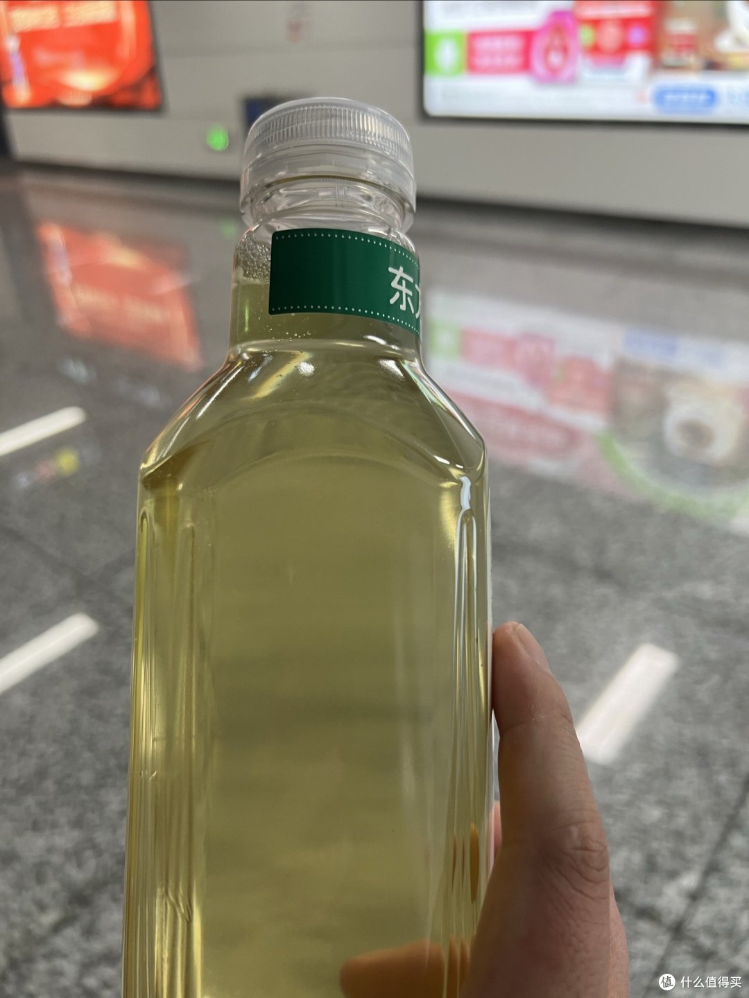搬砖人的日常,喝一瓶4元钱的东方树叶乌龙茶
