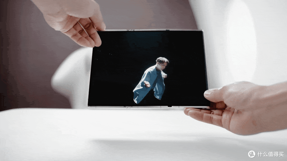 传音展出三折叠屏概念机：Phantom Ultimate 2 可以作为华为HUAWEI MateXT ULTIMATEDESIGN版本前瞻。 