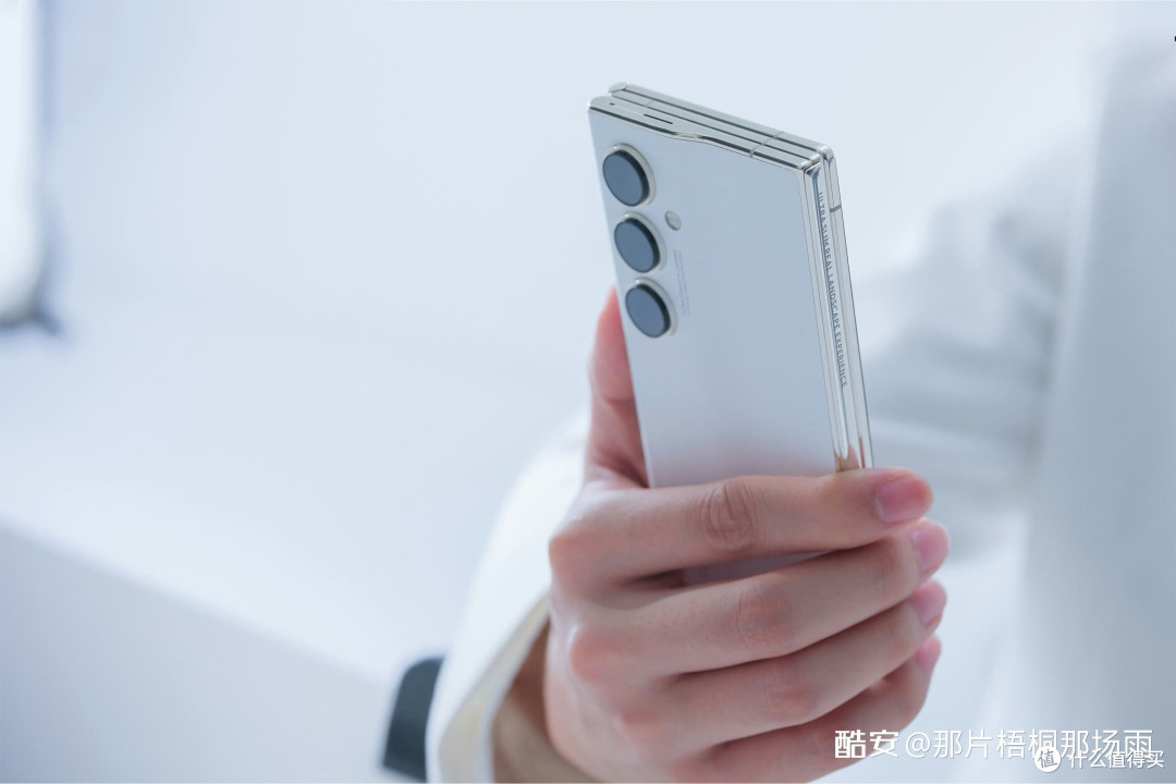 传音展出三折叠屏概念机：Phantom Ultimate 2 可以作为华为HUAWEI MateXT ULTIMATEDESIGN版本前瞻。 
