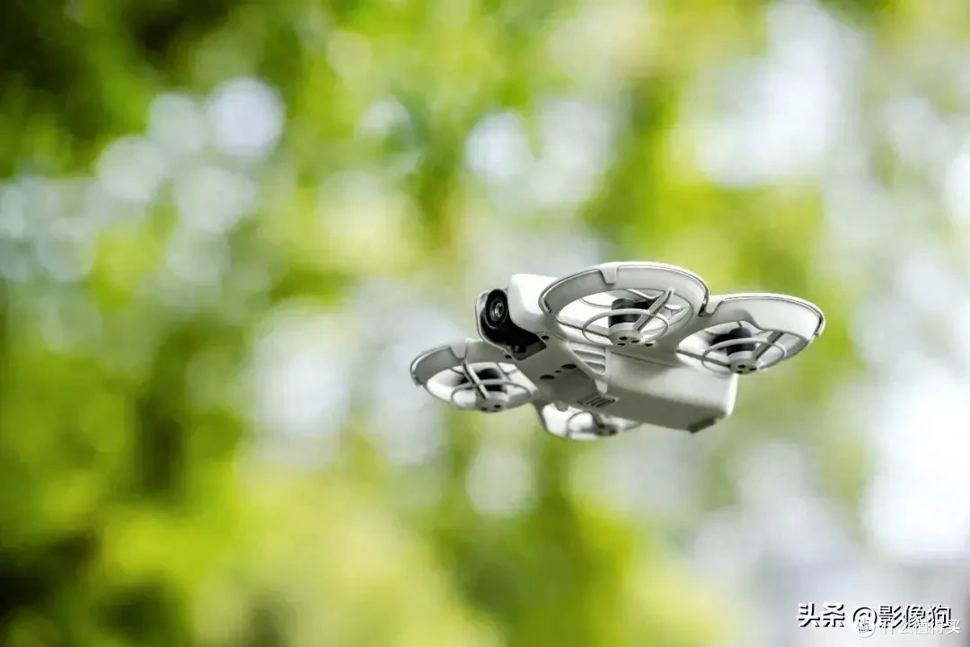 新手也能一键拍大片？大疆DJI Neo掌上Vlog无人机测评