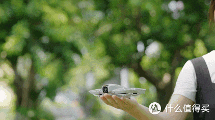 新手也能一键拍大片？大疆DJI Neo掌上Vlog无人机测评