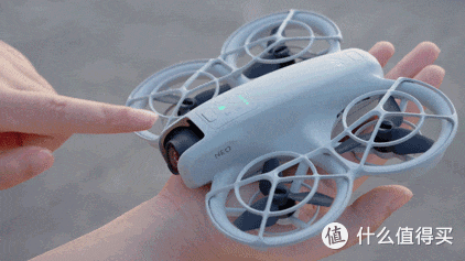 新手也能一键拍大片？大疆DJI Neo掌上Vlog无人机测评