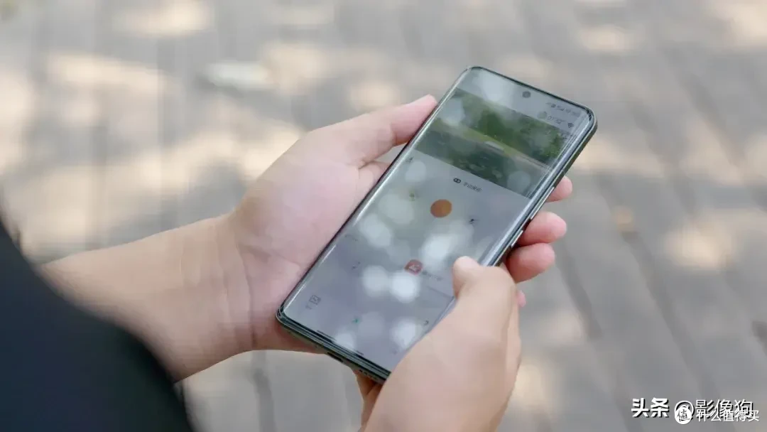 新手也能一键拍大片？大疆DJI Neo掌上Vlog无人机测评