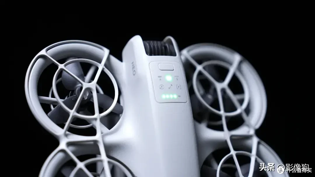 新手也能一键拍大片？大疆DJI Neo掌上Vlog无人机测评