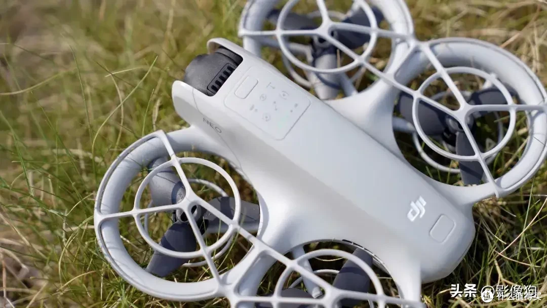 新手也能一键拍大片？大疆DJI Neo掌上Vlog无人机测评