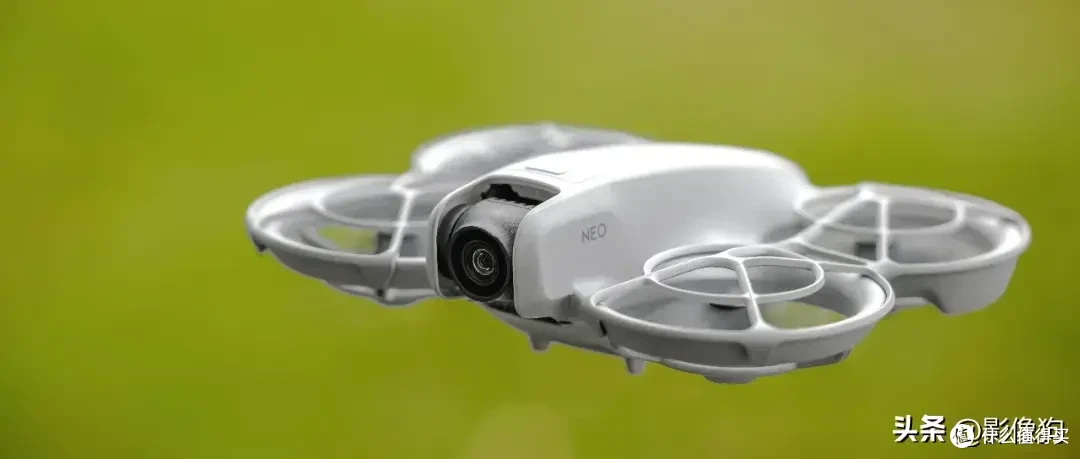 新手也能一键拍大片？大疆DJI Neo掌上Vlog无人机测评