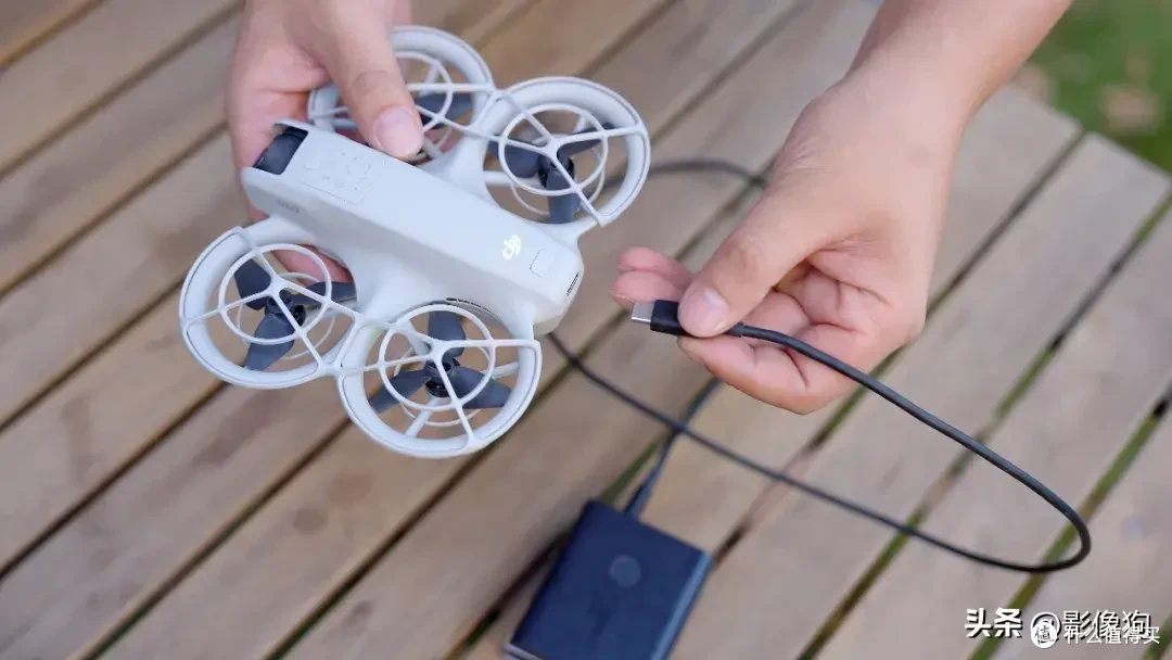 新手也能一键拍大片？大疆DJI Neo掌上Vlog无人机测评