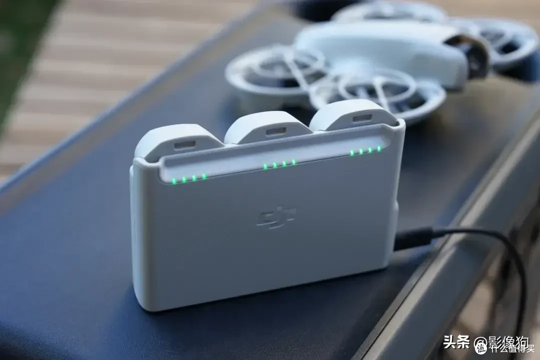 新手也能一键拍大片？大疆DJI Neo掌上Vlog无人机测评