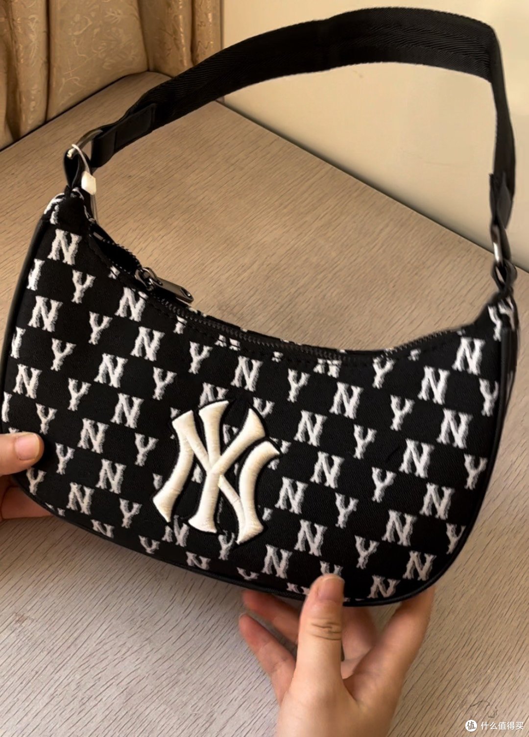 mlb黑色老花腋下包，真的相当有高级感呢😎