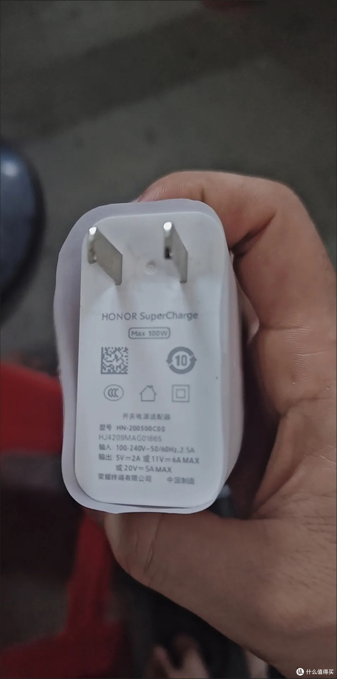假冒华为100瓦快充头 假冒的快充头插脚不吸磁铁，可以在官网查到序列号，是属于套号的假冒产品，重量和正版差距较大！