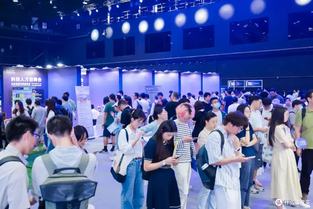 AI未来进行时：从外滩大会看智能时代的机遇与挑战