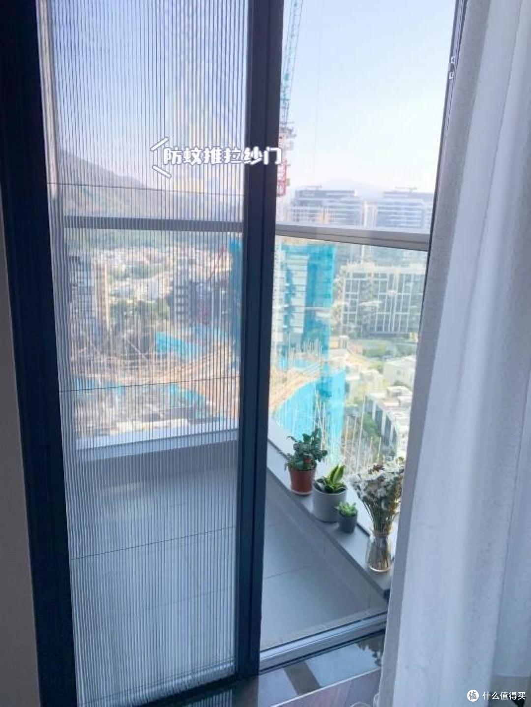 香港一32岁太太，因穷装而走红，14㎡小屋竟有2室2厅，高级感十足