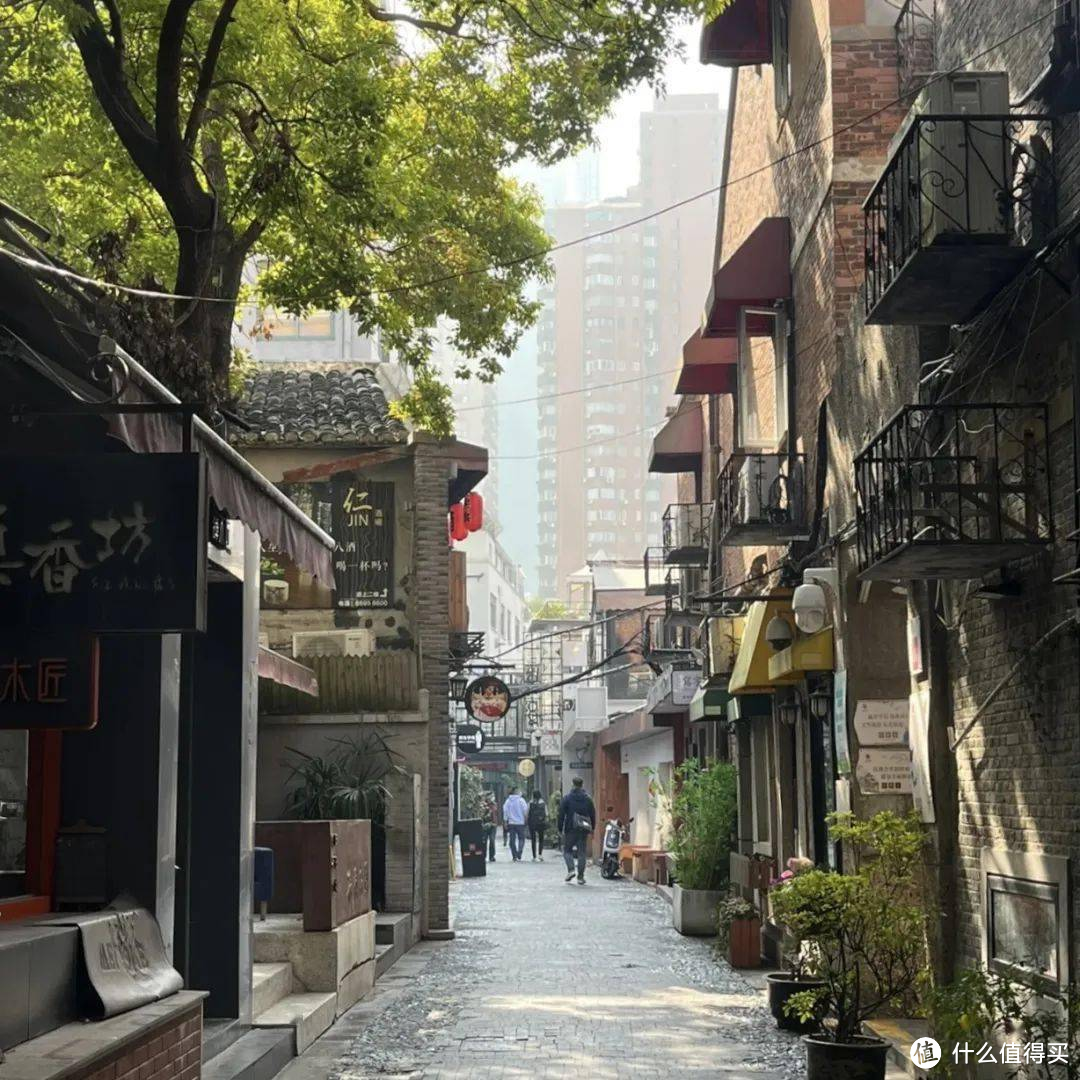 City walk火出圈，上身的装备，要不要那么户外、那么专业？