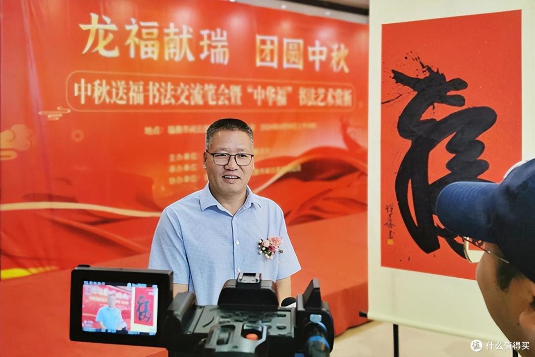 中共福鼎市委常委、统战部部长蓝承忠发表讲话并接受电视台采访。