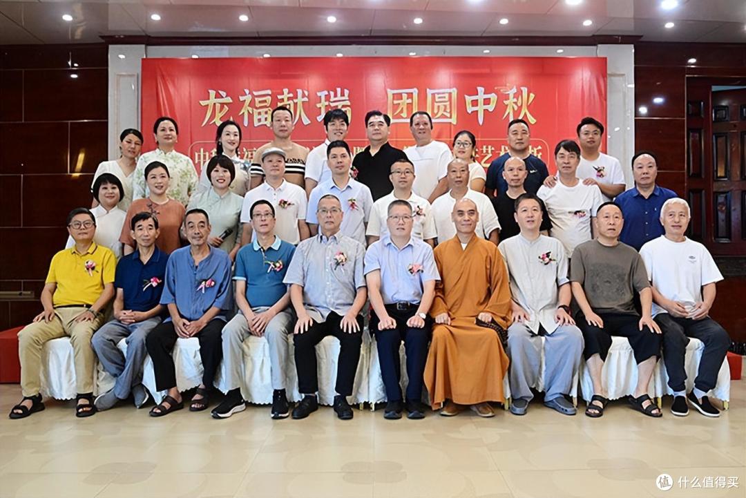 本次中秋送福书法交流笔会活动的嘉宾与释道给法师一起合影留念。